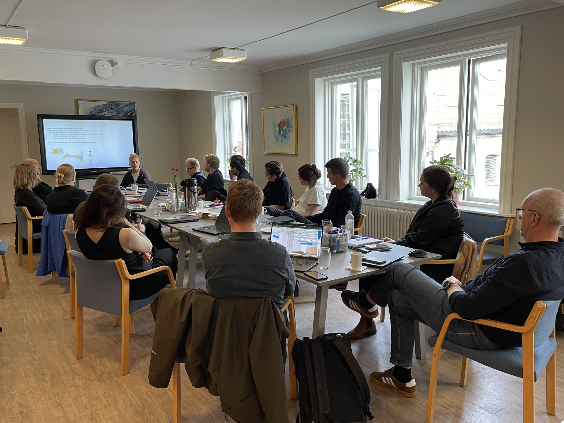 En gjeng på workshop på et møterom.