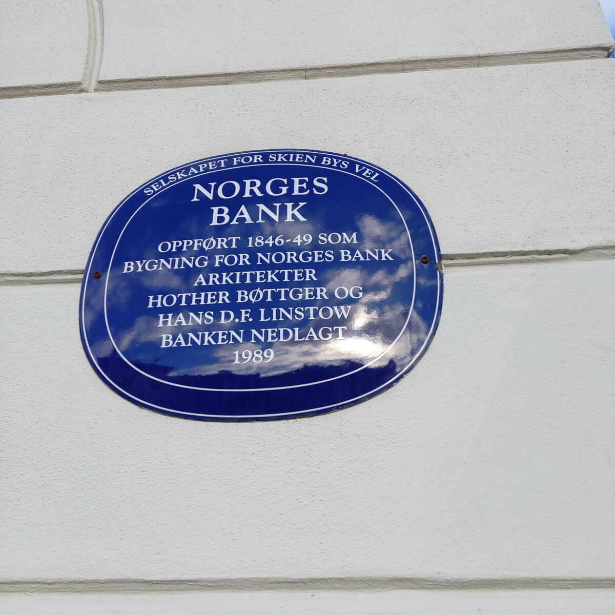 Blått skilt av Norges bank Skien