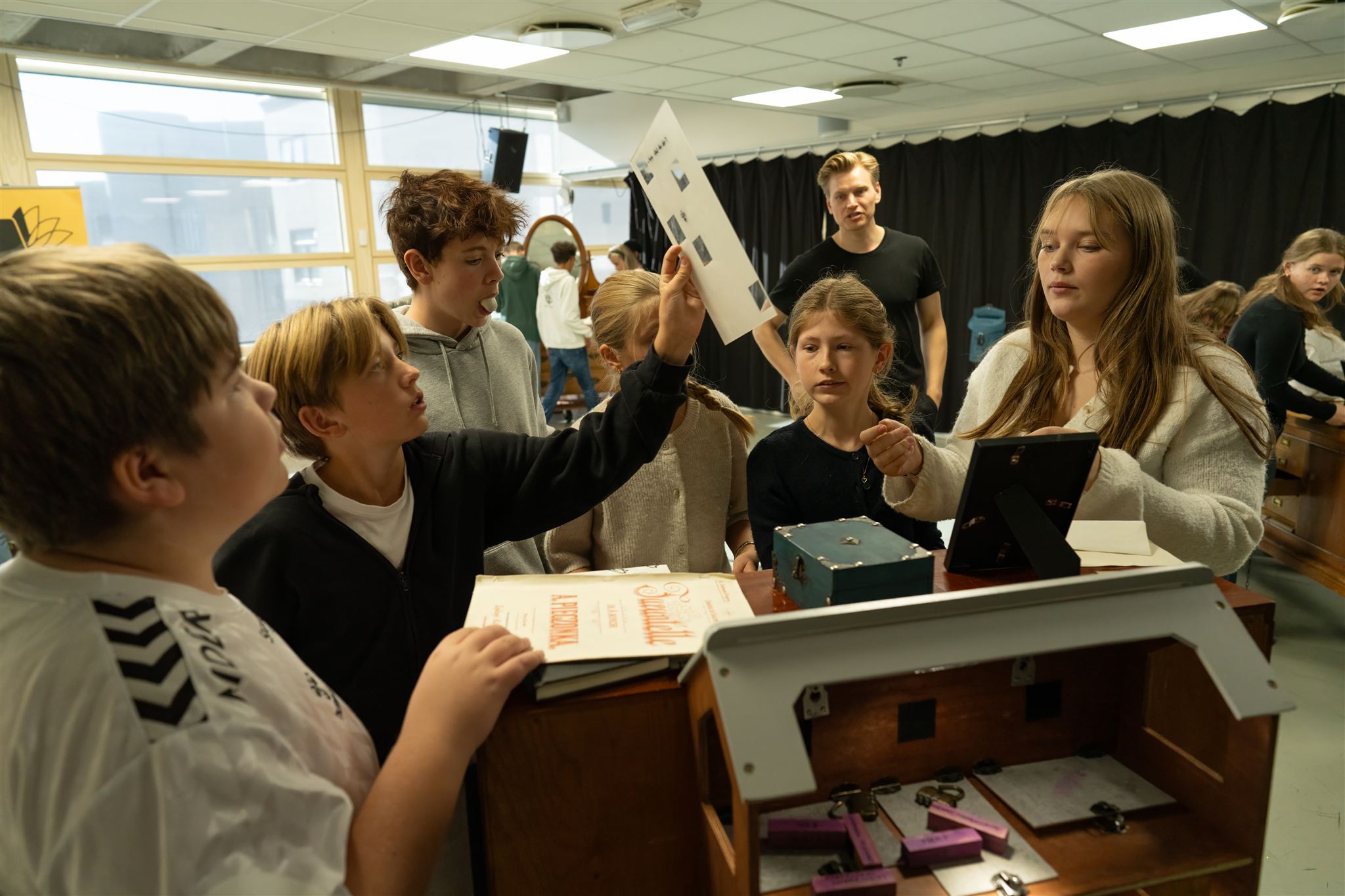 Elever prøver seg på Gåten: Et dukkehjem.