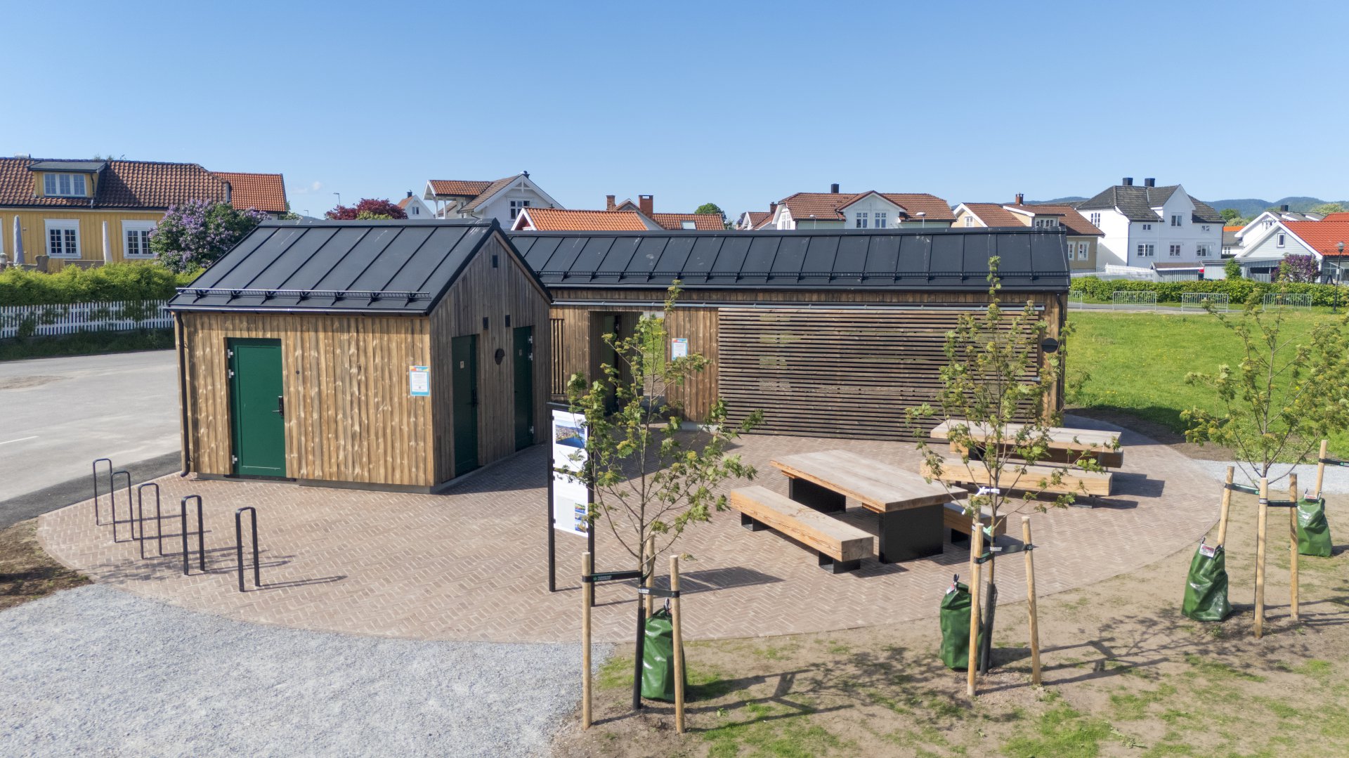 Små bygg med grøntområde rundt 