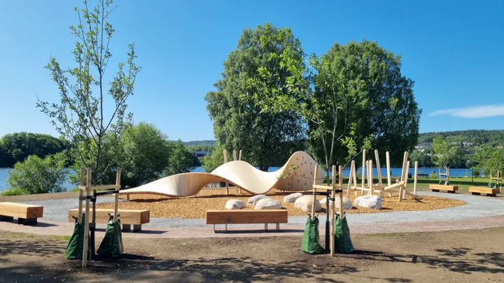 området med skulptur, banker og beplantning