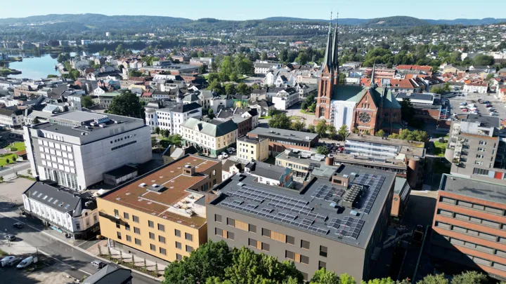 Dronebilde av sentrum fra Kverndalen.