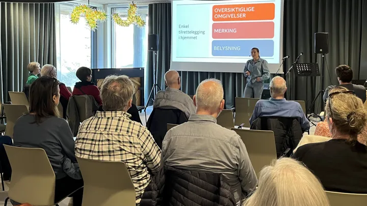 kursdeltakere på pårørendeskolen lytter til ergoterapeut Marianne Wergerland.