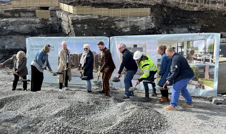 Personer som løfter grus med spader