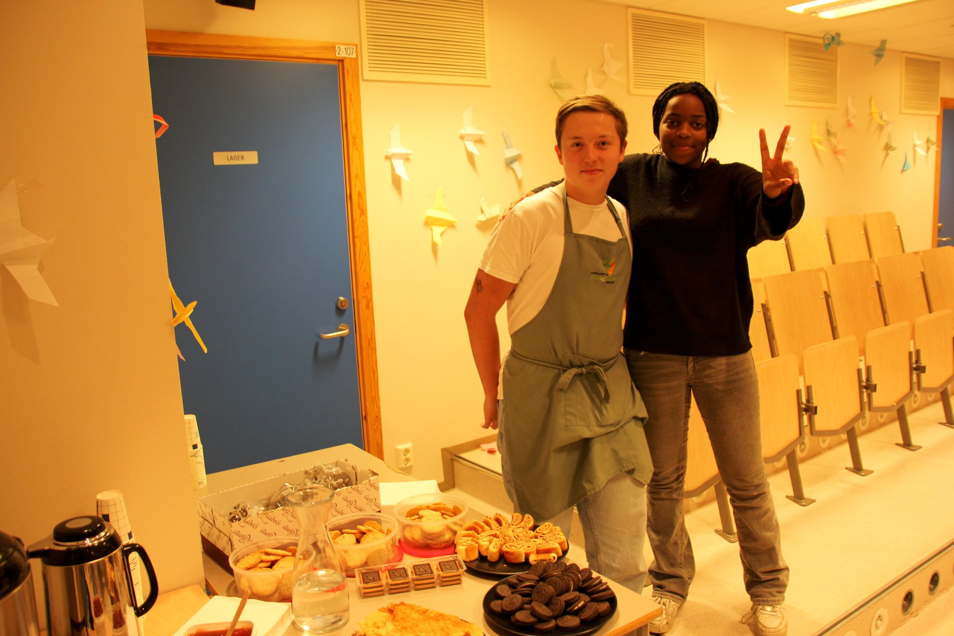 To ungdommer lager og serverer mat.