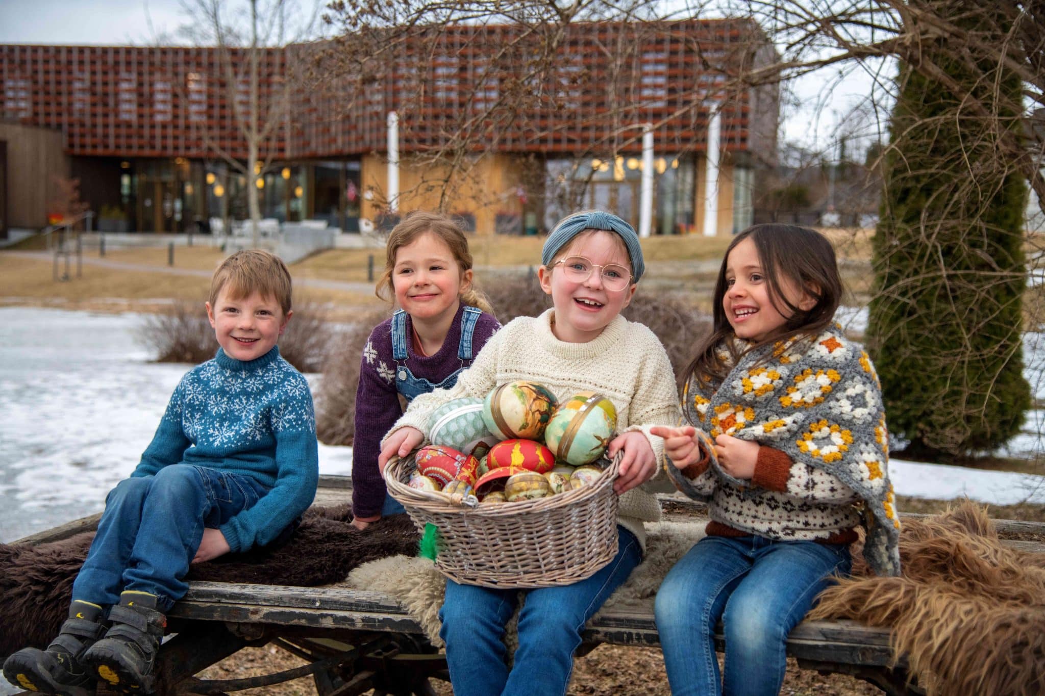 Påskemysteriet. Fire barn med kurv med påskeegg.
