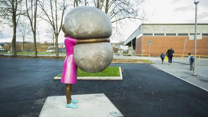 Bilde av kunstverket Ballglede utenfor Lunde barneskole.