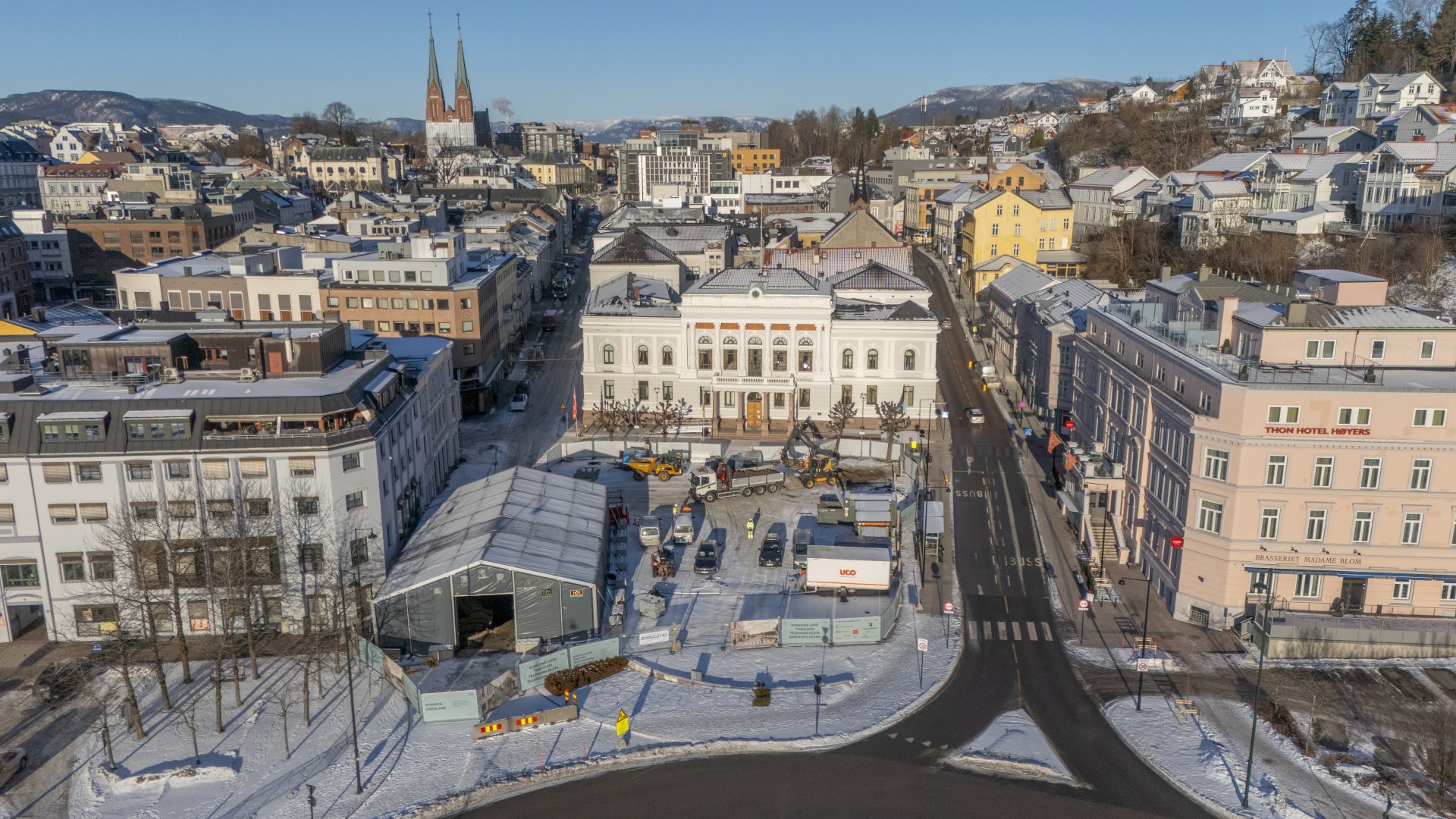 Dronebilde som viser rådhusplassen, bygninger og gater i Skien.