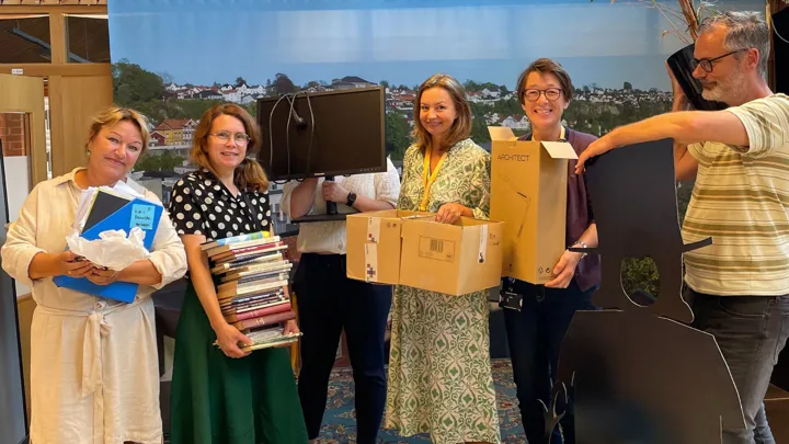 Bibliotekarer med flyttelass.