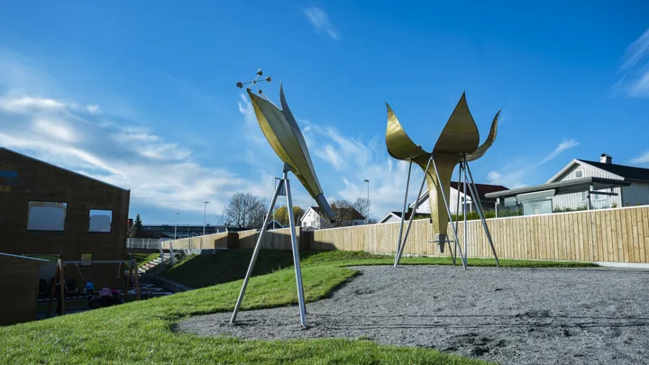 Bilde av kunstverket Spire i Duestien barnehage.