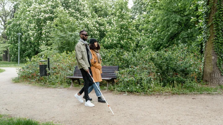 Bilde av blind person med ledsager