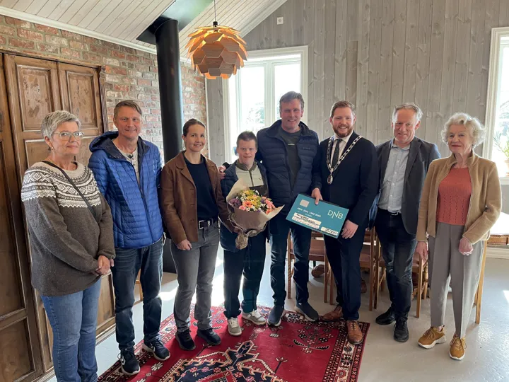 ordfører sammen med brukere av ridesenteret og medlemmer i rådet for personer med funksjonsnedsettelser.