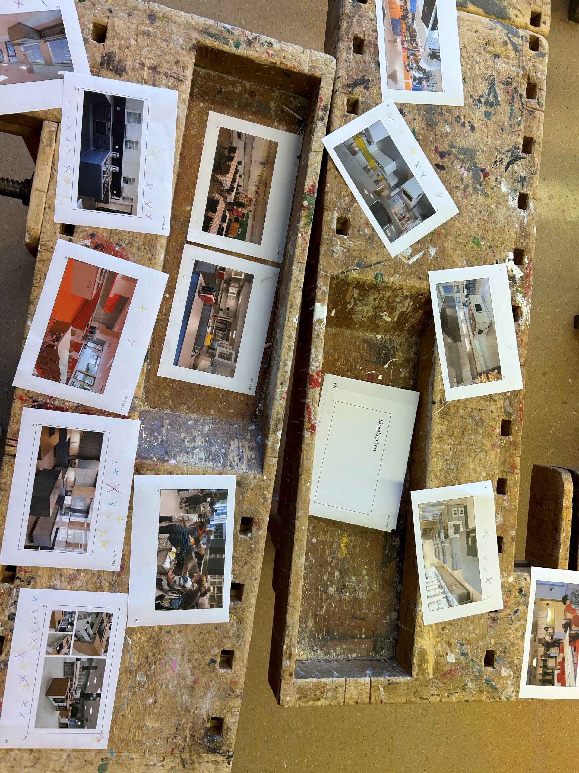 Foto lagt utover en sløydbenk.