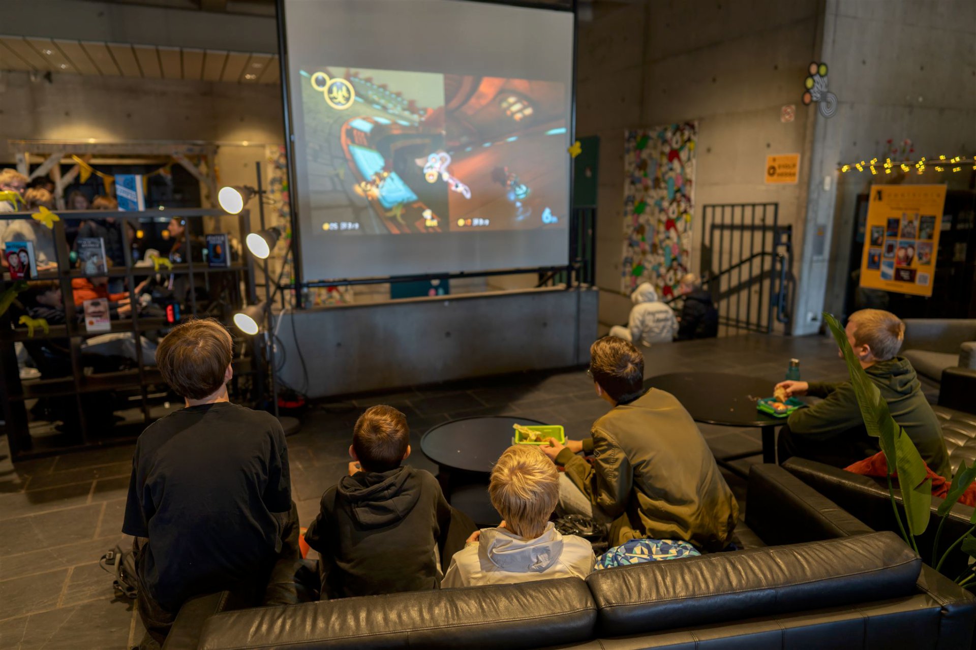 Ungdommer som spiller i et gaming rom