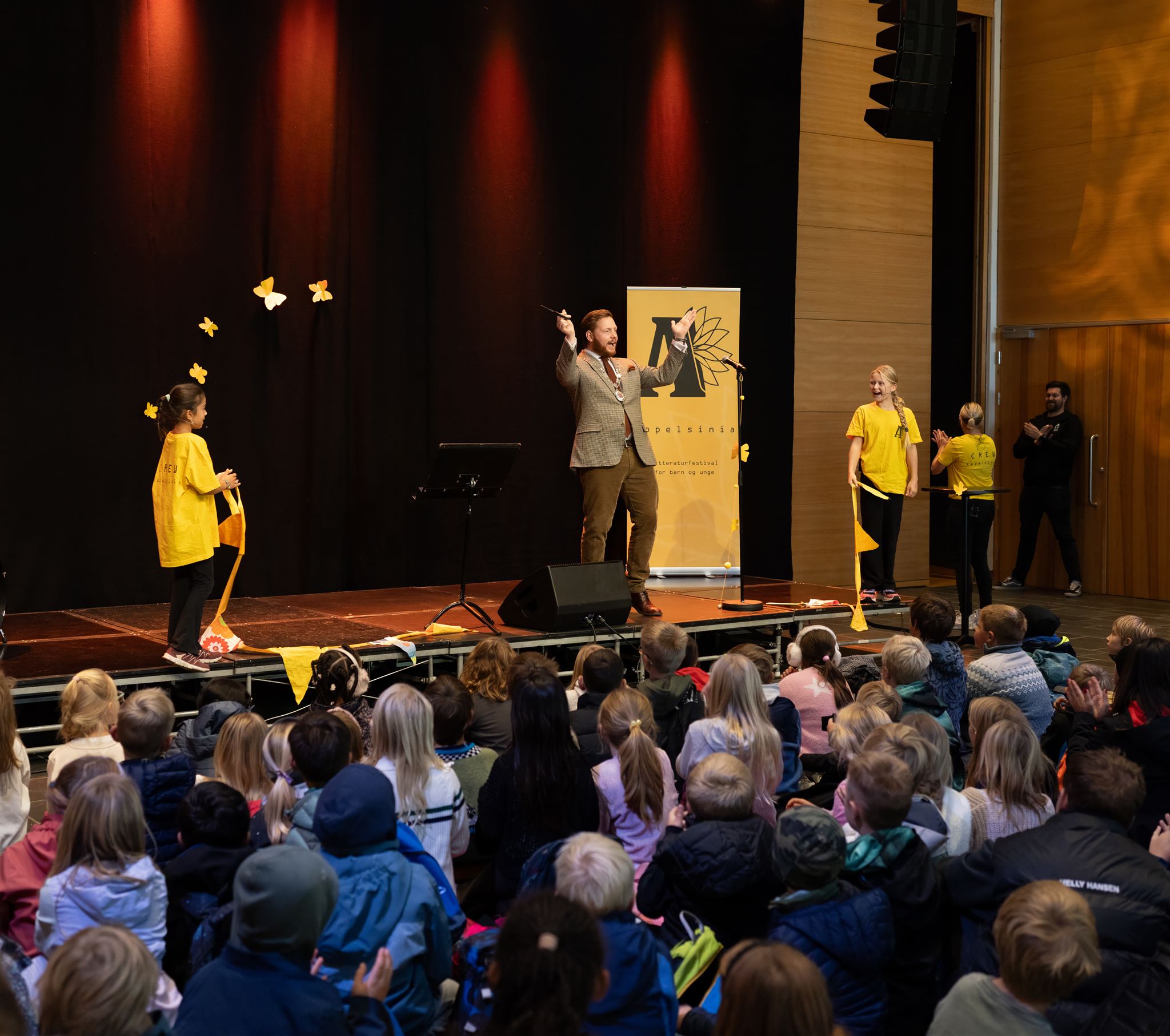 Ordfører Aarvold åpner festivalen sammen med to barn.