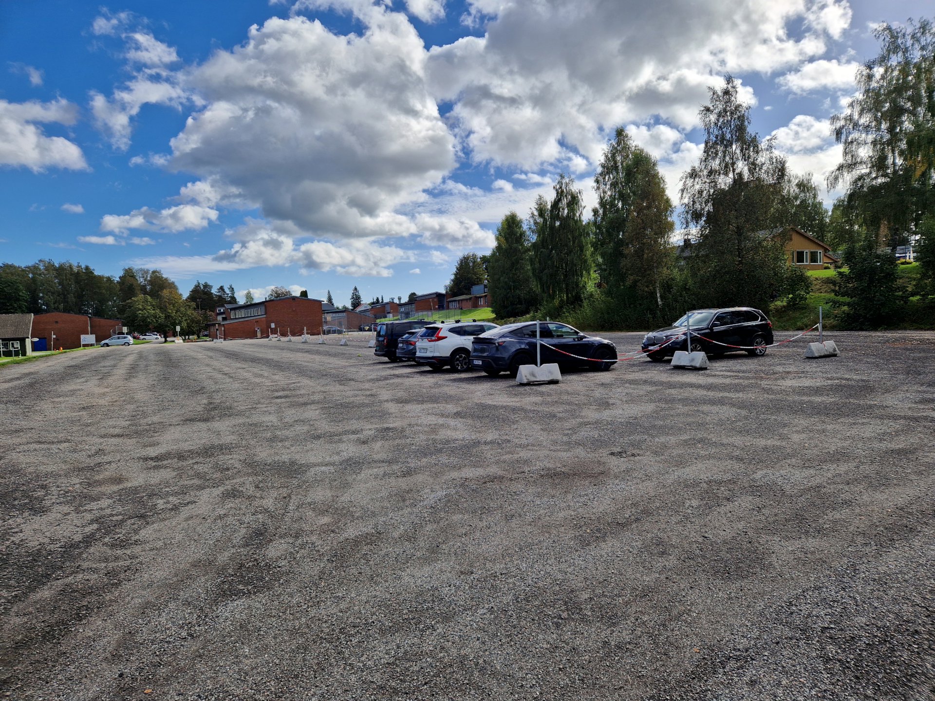 parkeringsplass med parkerte biler