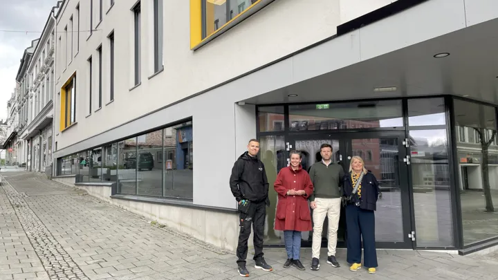 Bibliotekets midlertidige lokaler med representanter for avtalen.