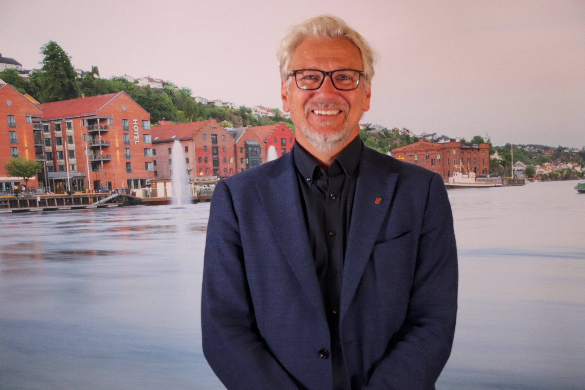 Stein Birger Johnsen med bilde av Skien i bakgrunnene