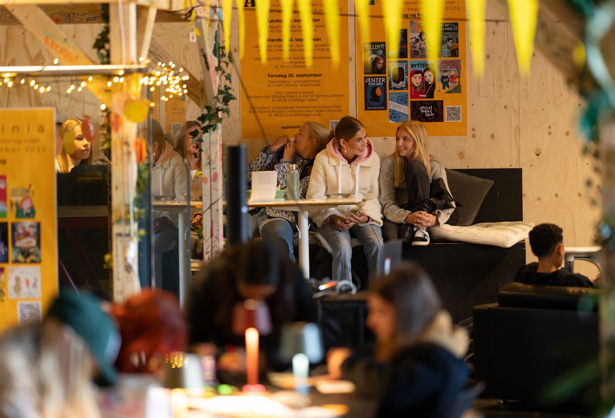 Ungdom henger ut utendørs i en pause.