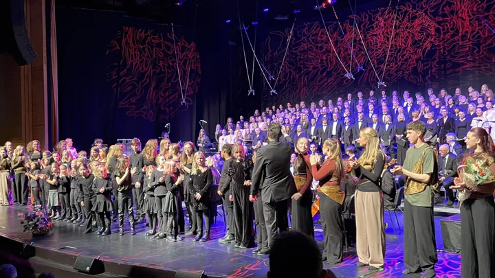 Čedomir Popadić, Telemark symfoniorkester, barnekor fra Skien kulturskole, dansere fra Skien VGS og et kjempestort sammensatt kor