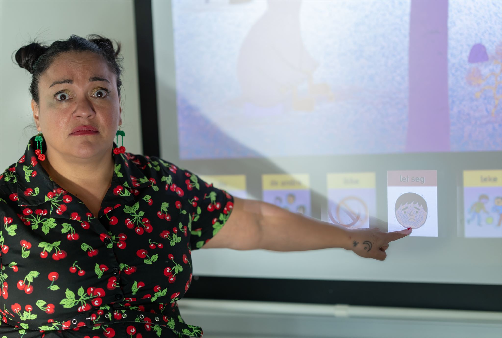 Forfatter Veronica Salinas peker.