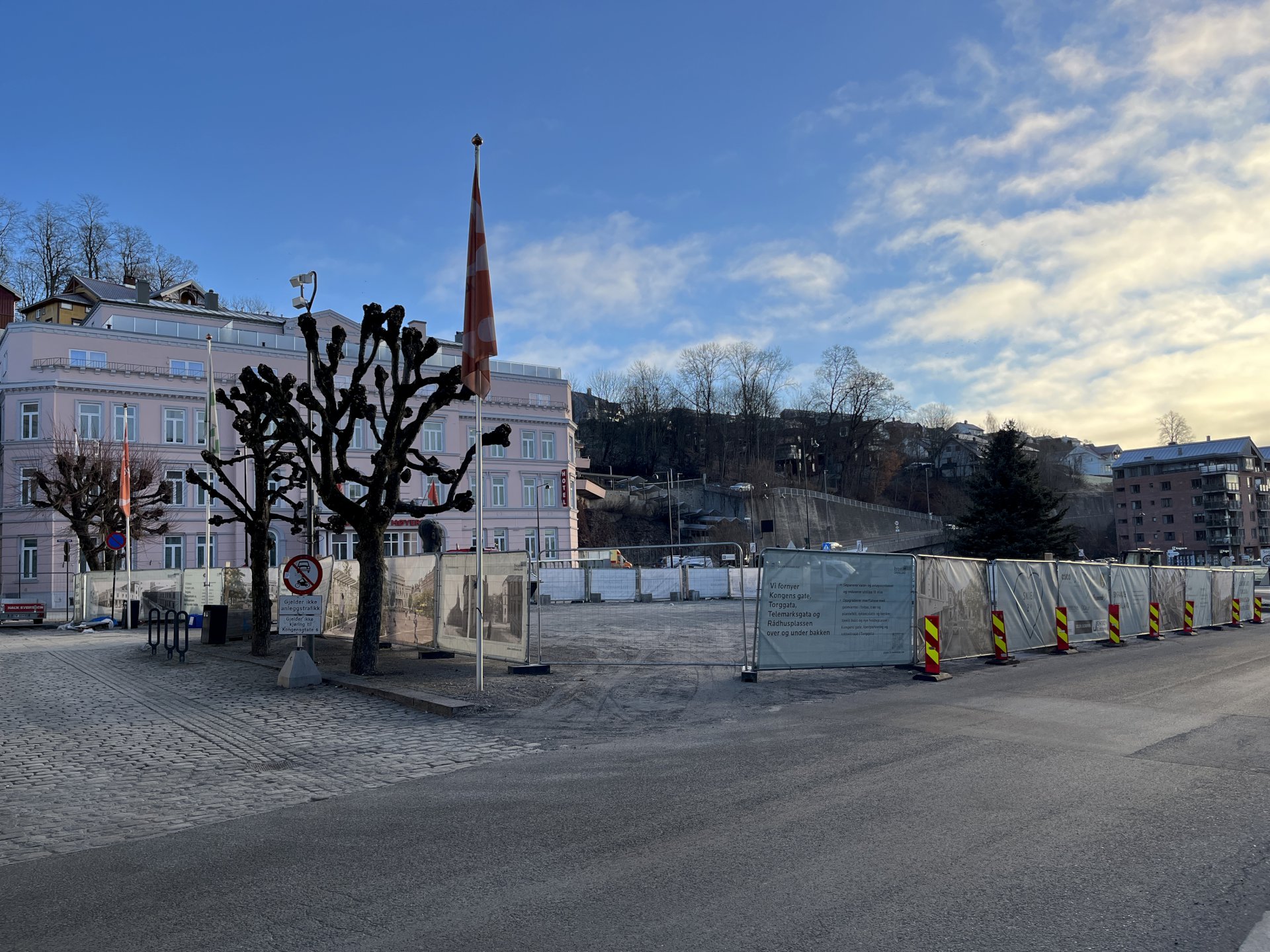 Rådhusplassen i Skien med hotellbygning på den ene siden.