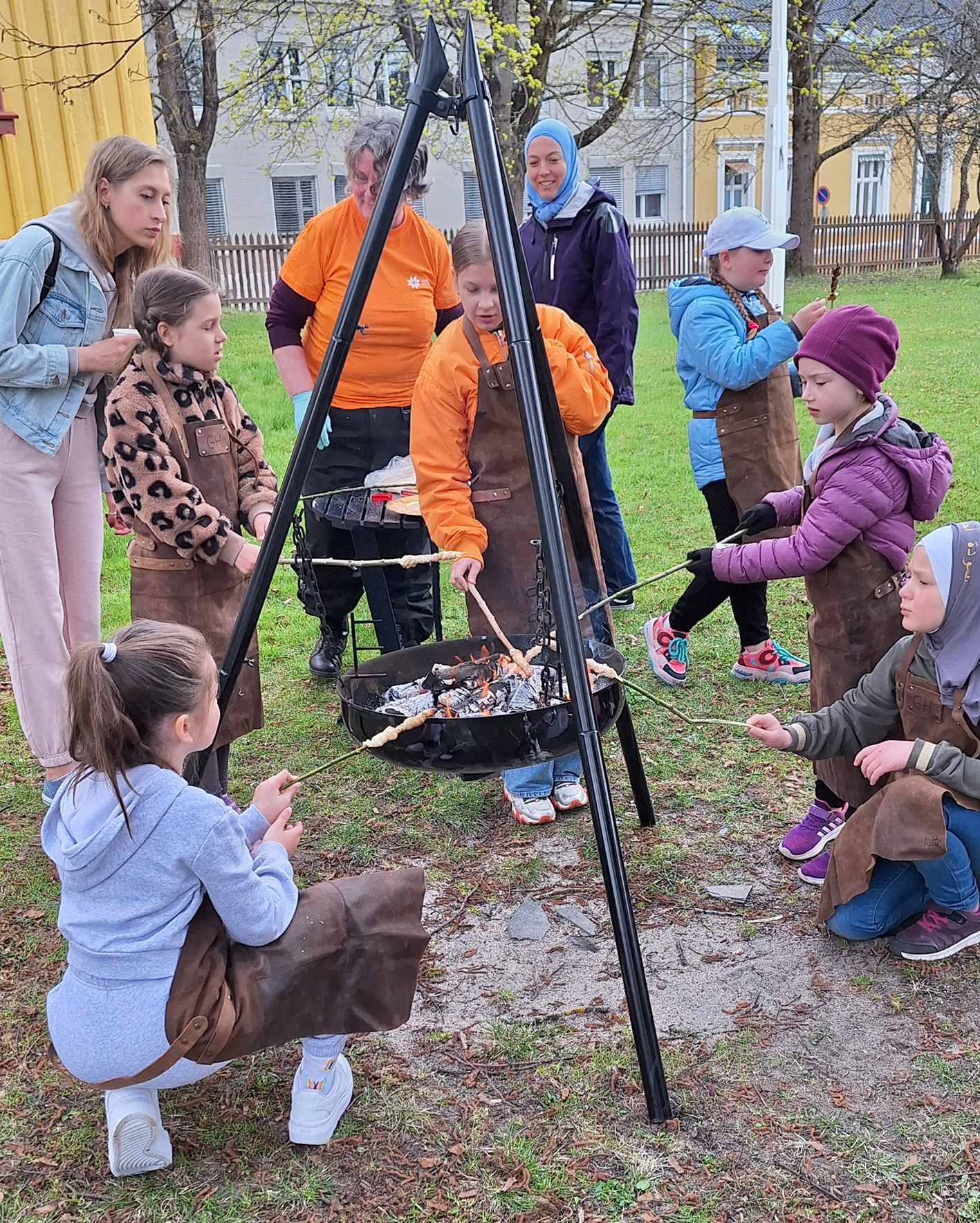 Barn rundt en bålpanne