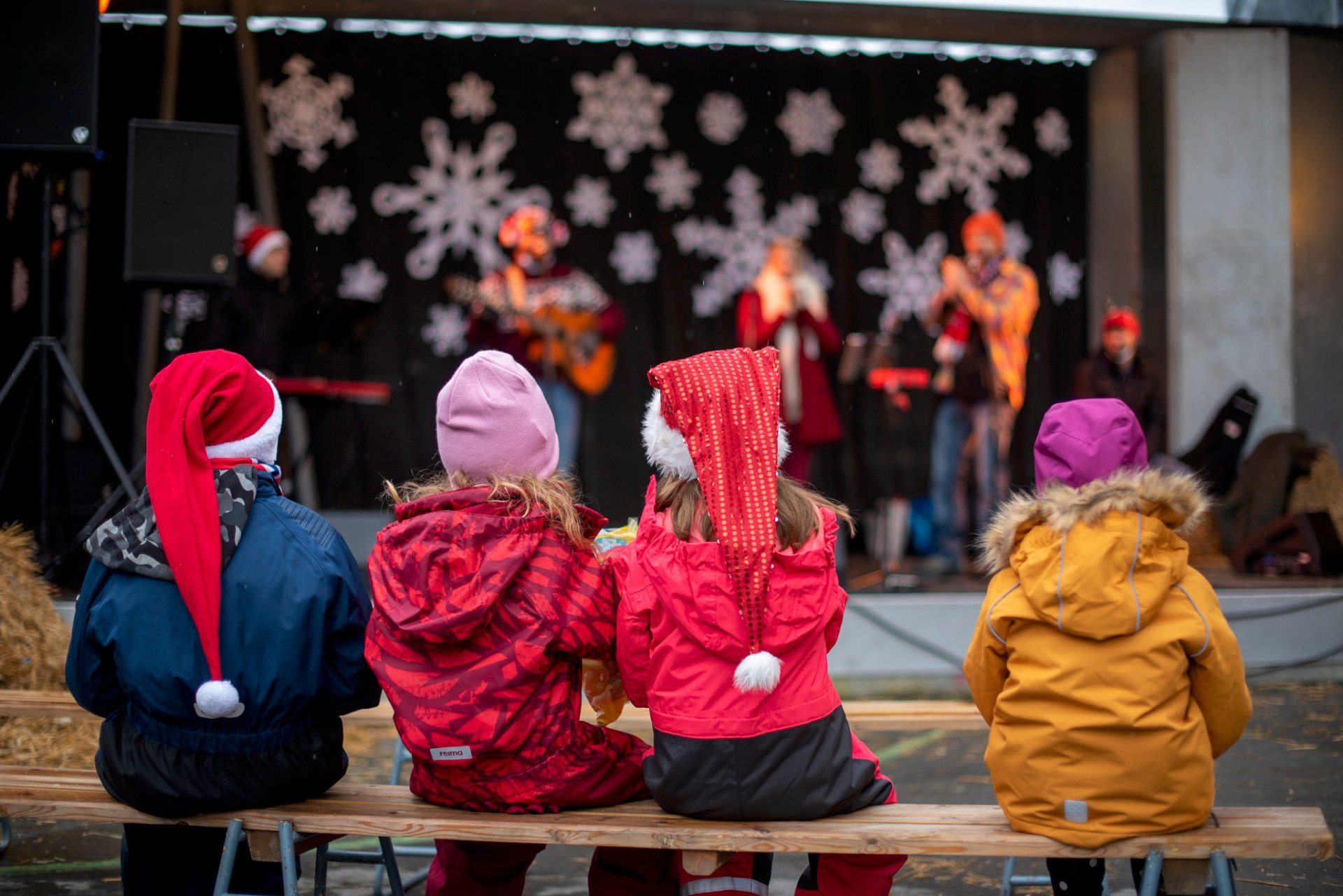 Fire barn ser på en juleforestilling.