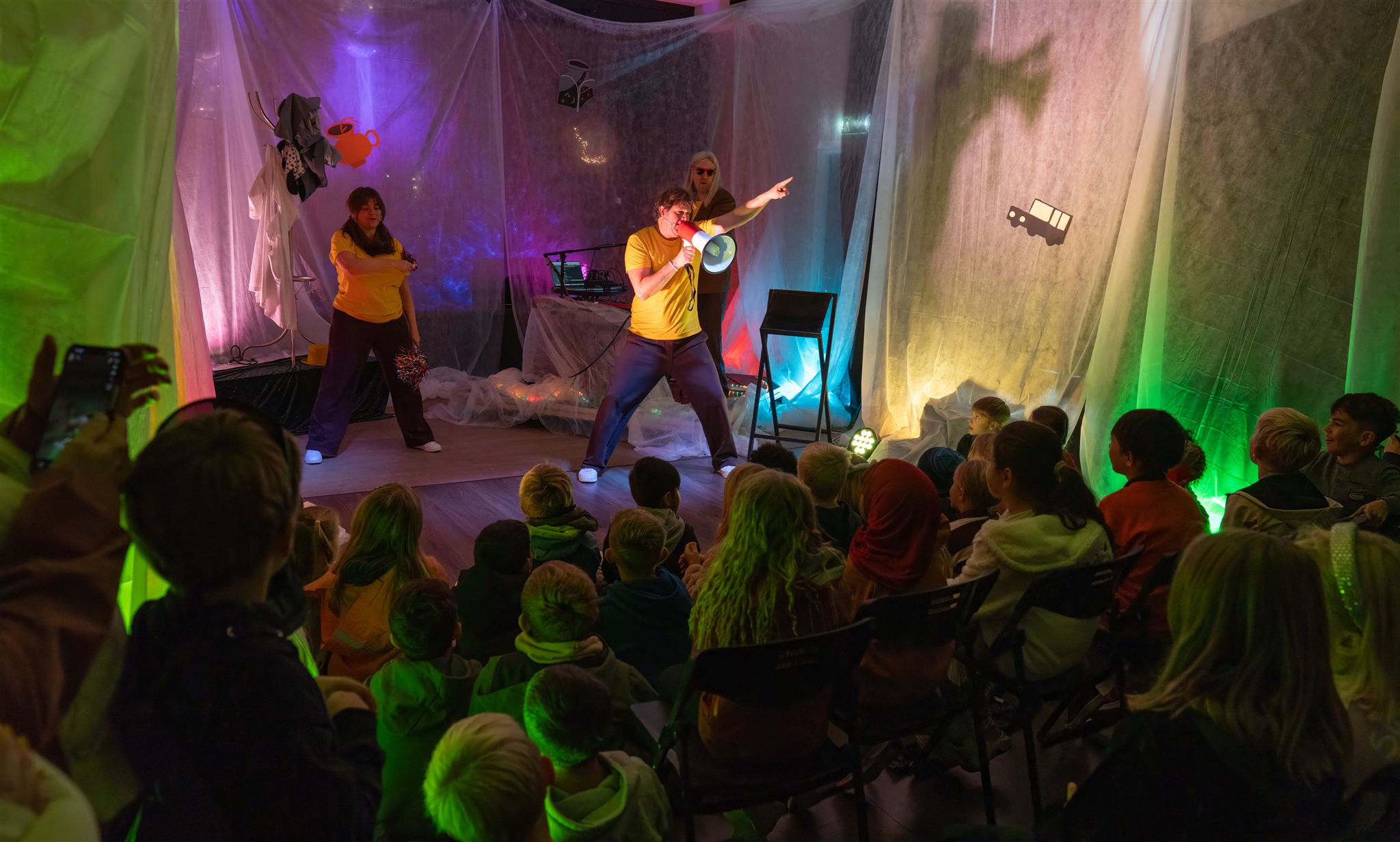 Scheen Theaterselskab forestilling innendørs. Full fres.