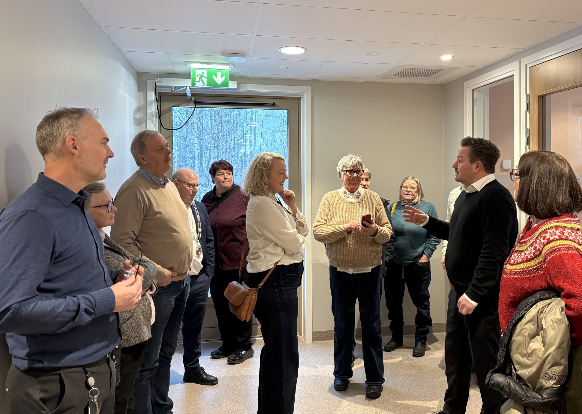 mennesker på omvisning i nybygd sykehjemslokaler.