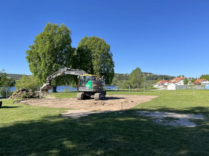 Gravemaskin som klargjør området på Bakkestranda.