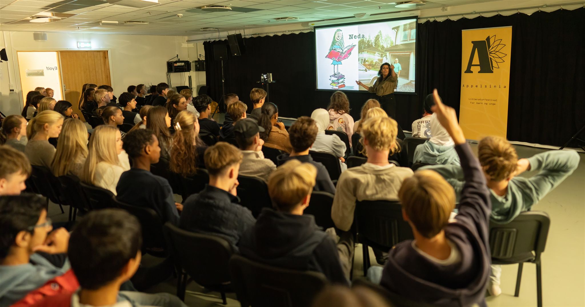 Neda Alaei foran elever.