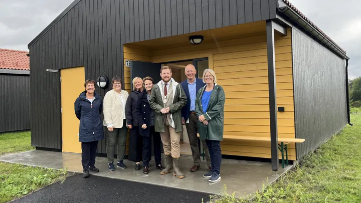 Personer utenfor et hus