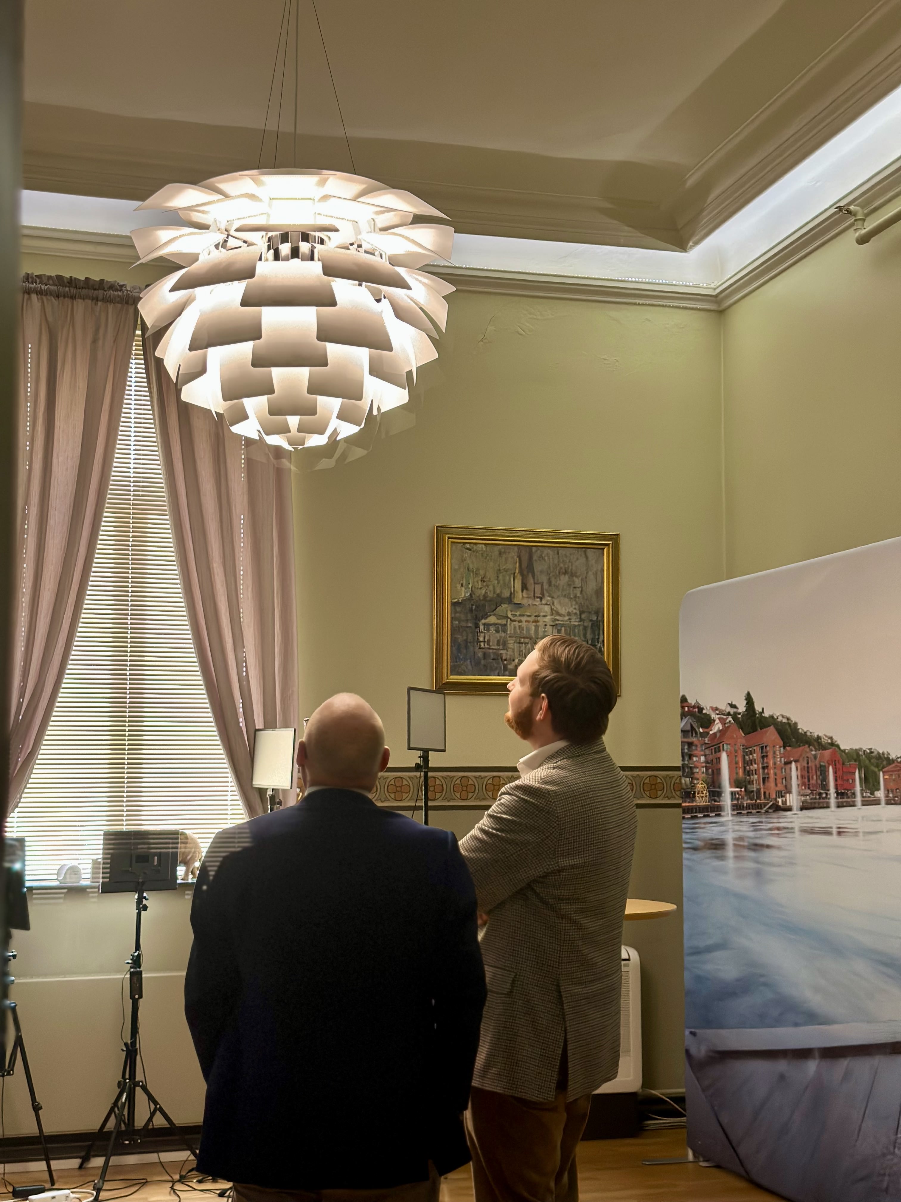 Konglelampa auksjoneres bort