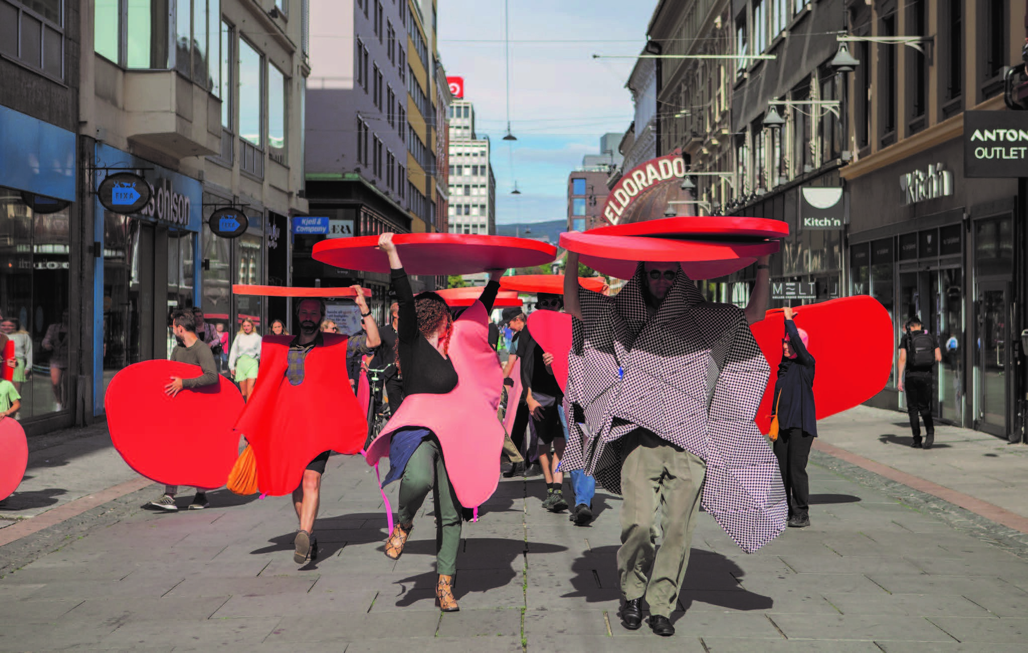 Folk på gata med kostymer