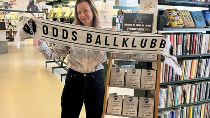 Bibliotekar holder et Odd-skjerf.