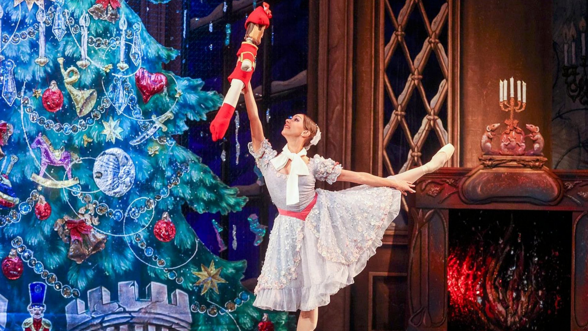 Ballettdanserinne foran et juletre