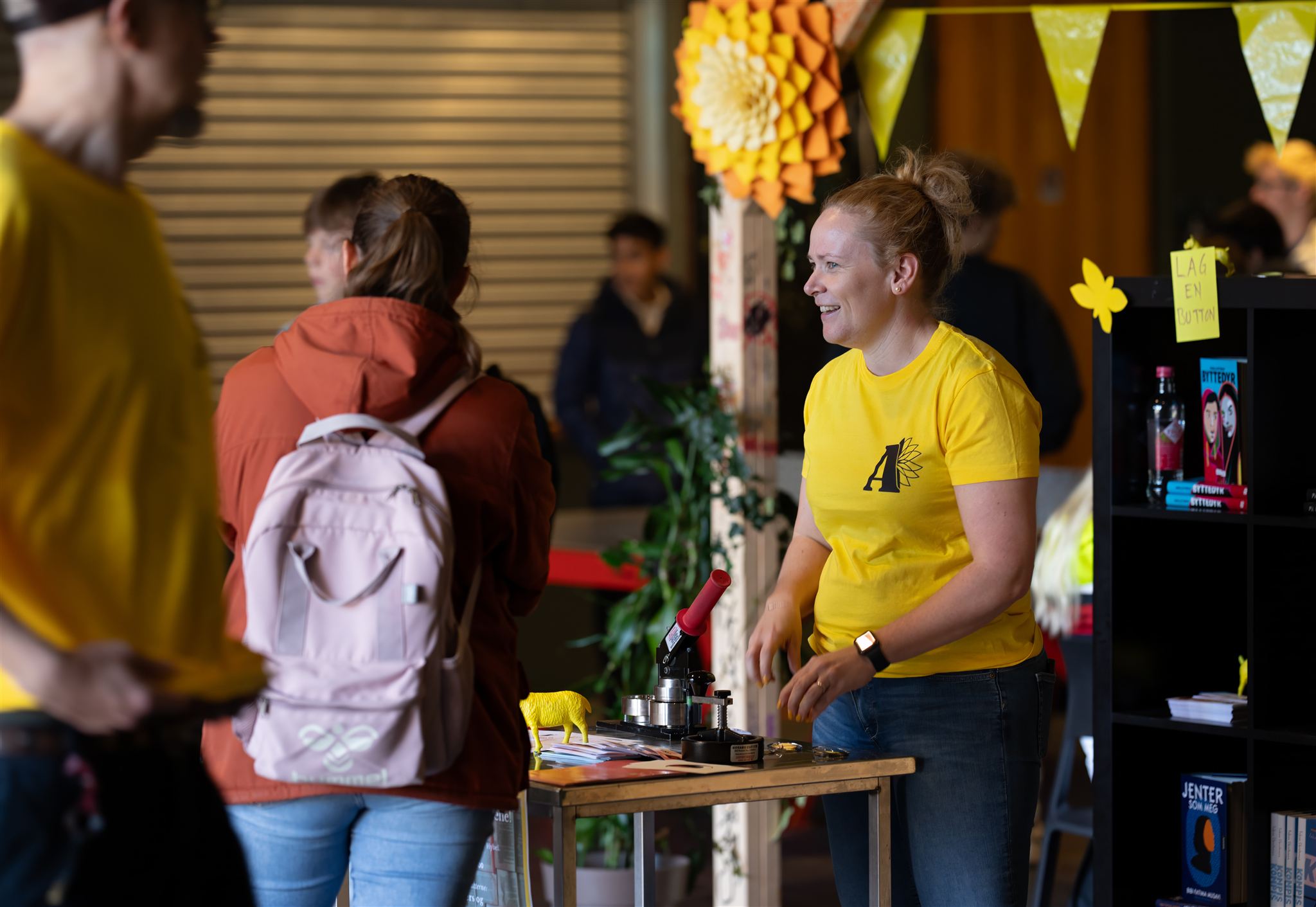 Programansvarlig for ungdom, Cecilie Lysell, med ungdom i en pause.