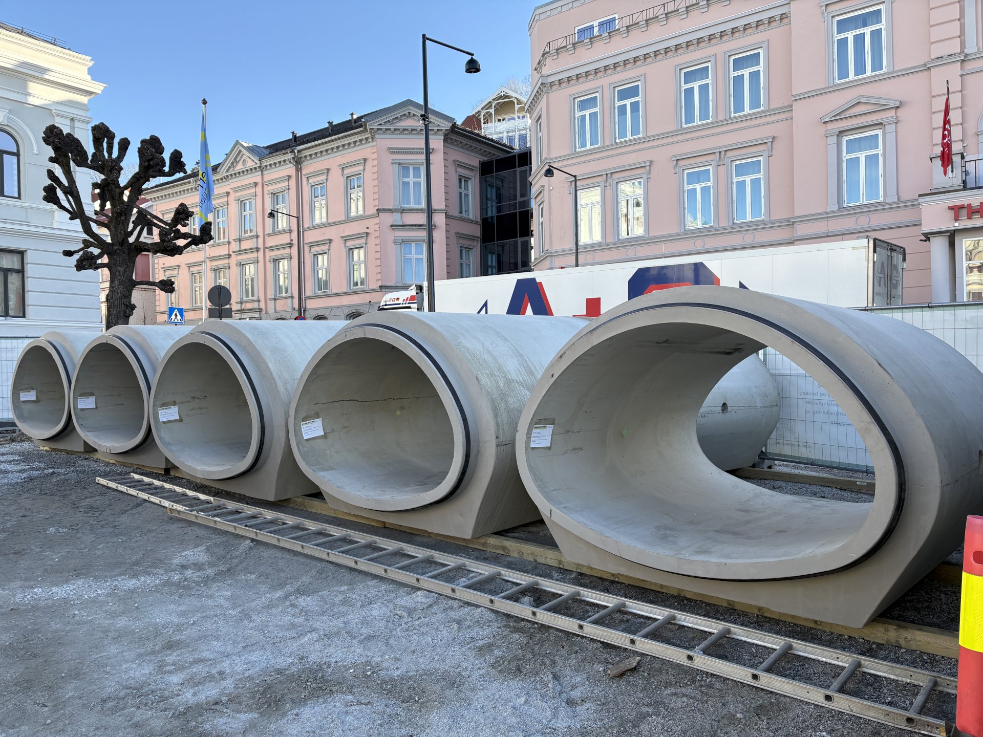 Store betongrør som ligger ved siden av hverandre på rådhusplassen.